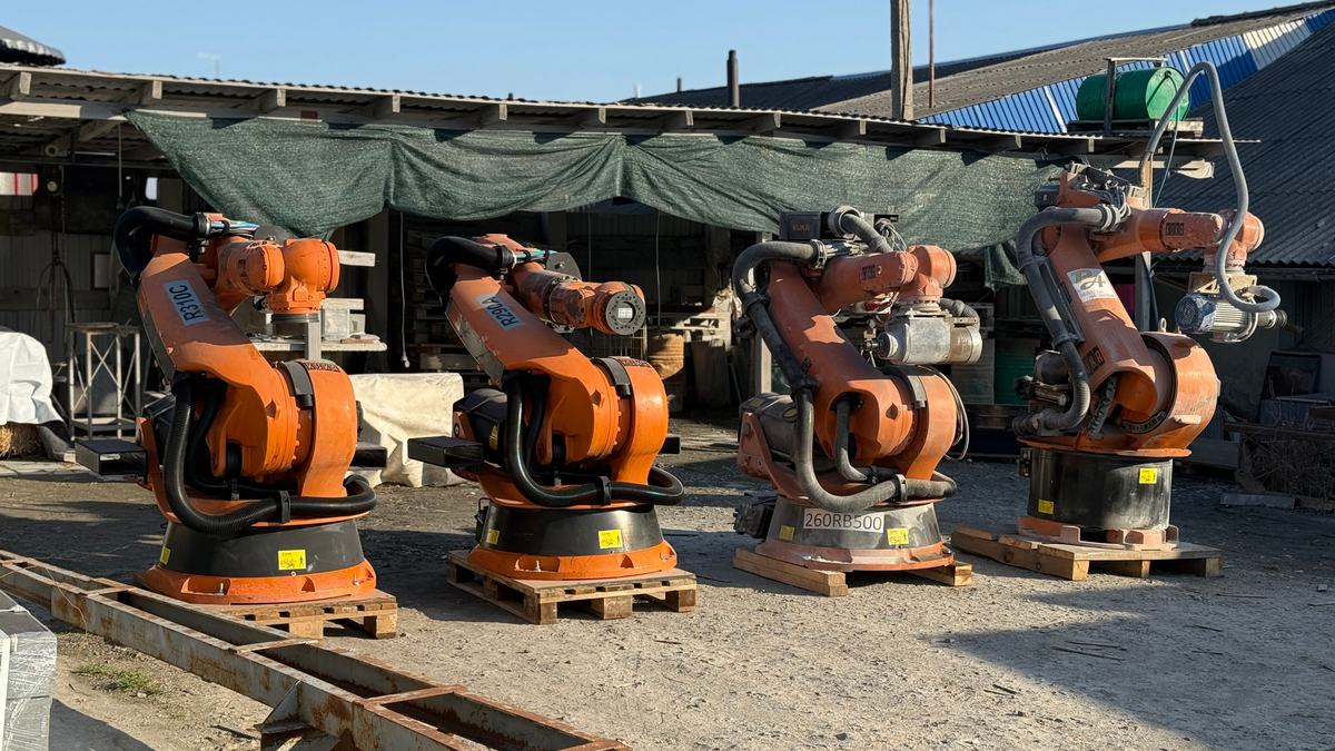 Reihe von Industrierobotern